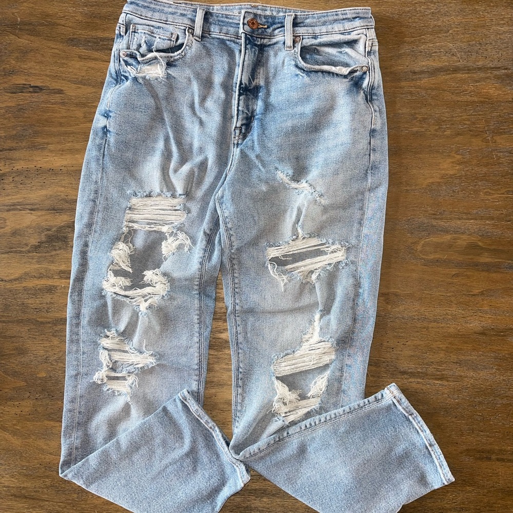 Like new! American Eagle Mom Jeans Jeans. Size 8.